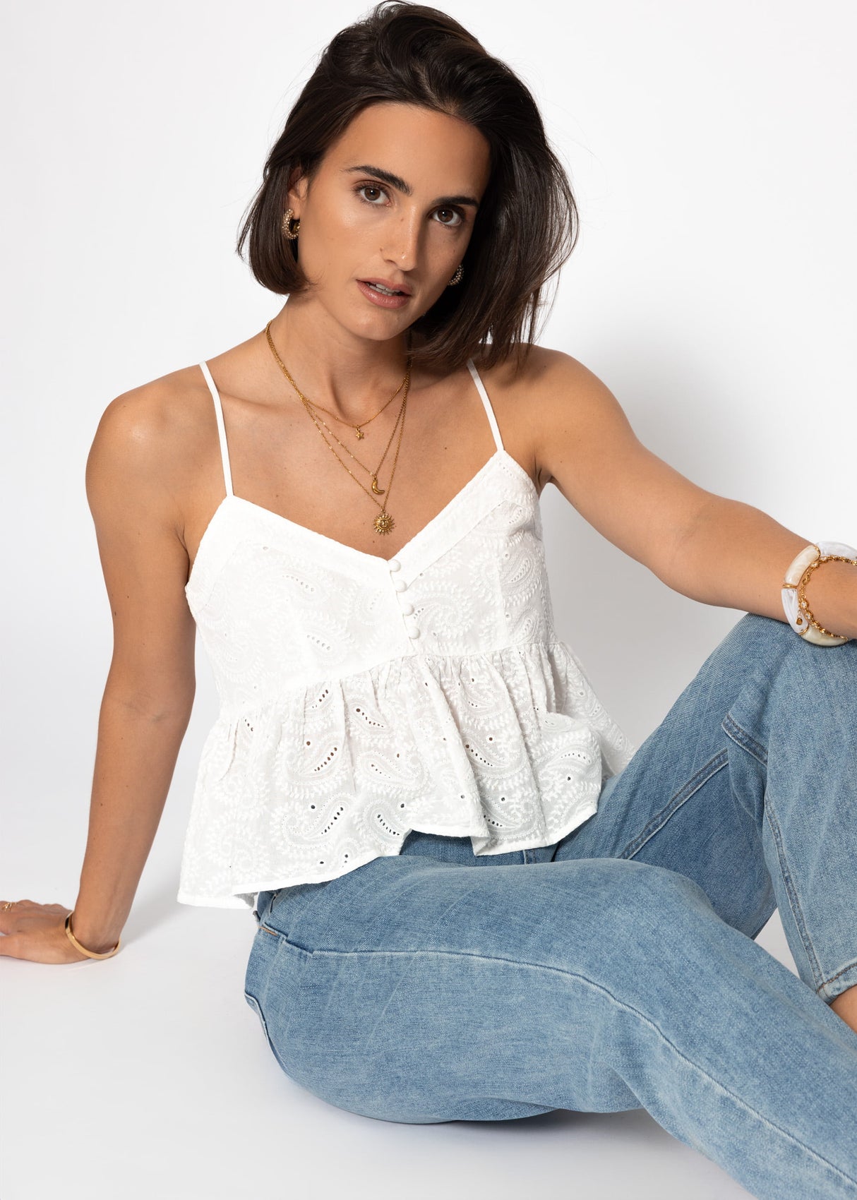 Top mit Volant und Lochstickerei - weiß