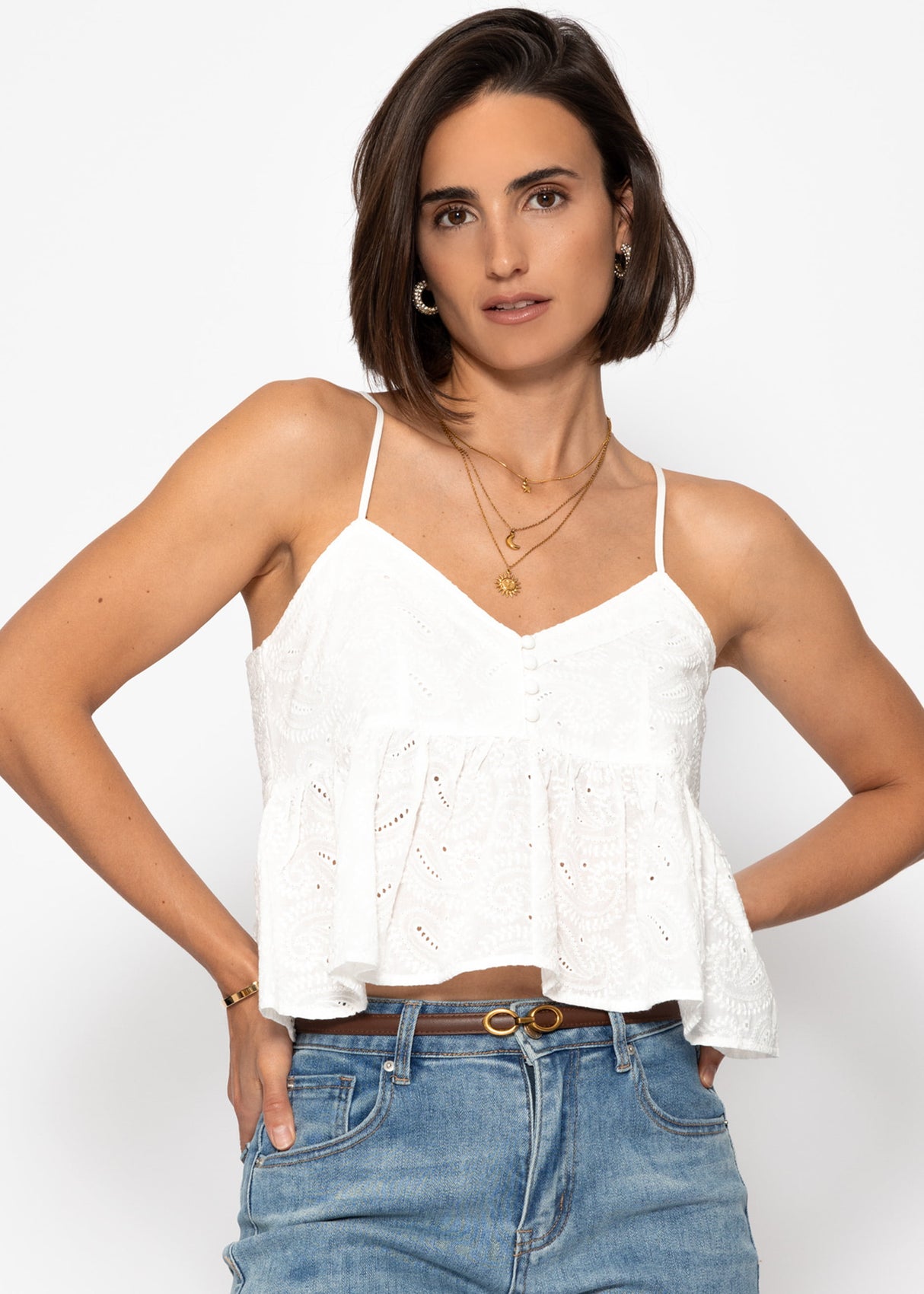 Top mit Volant und Lochstickerei - weiß