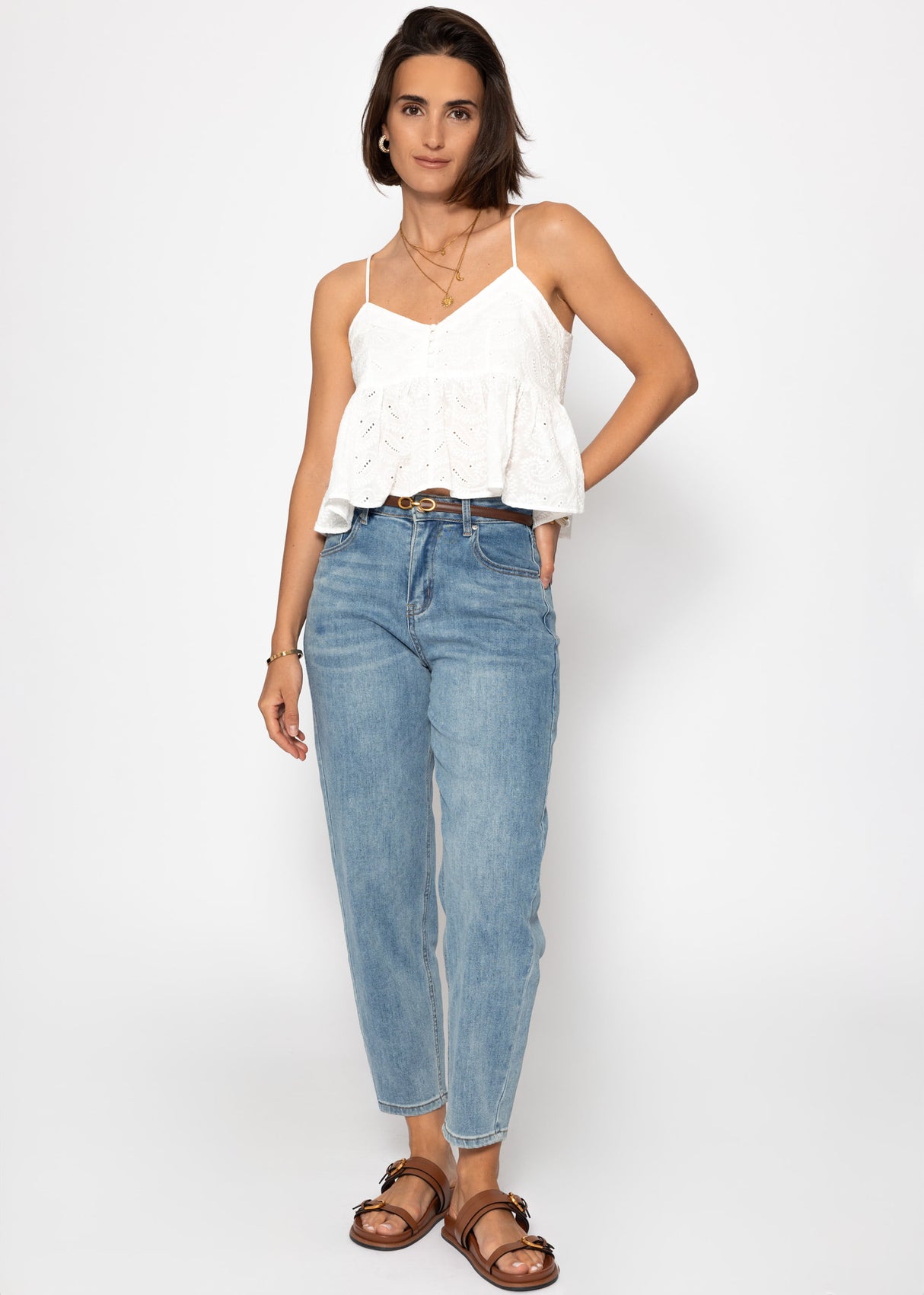 Top mit Volant und Lochstickerei - weiß