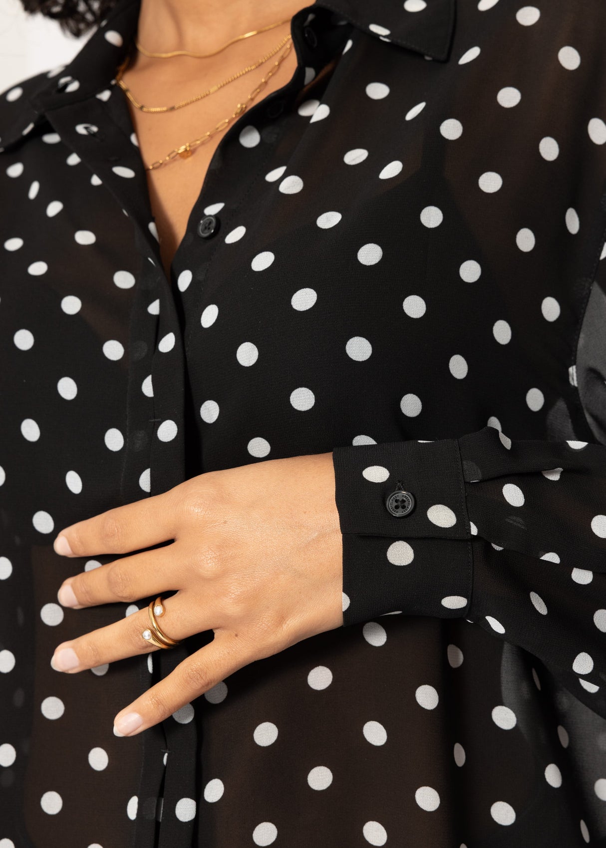 Transparente Bluse mit Pünktchenprint - schwarz