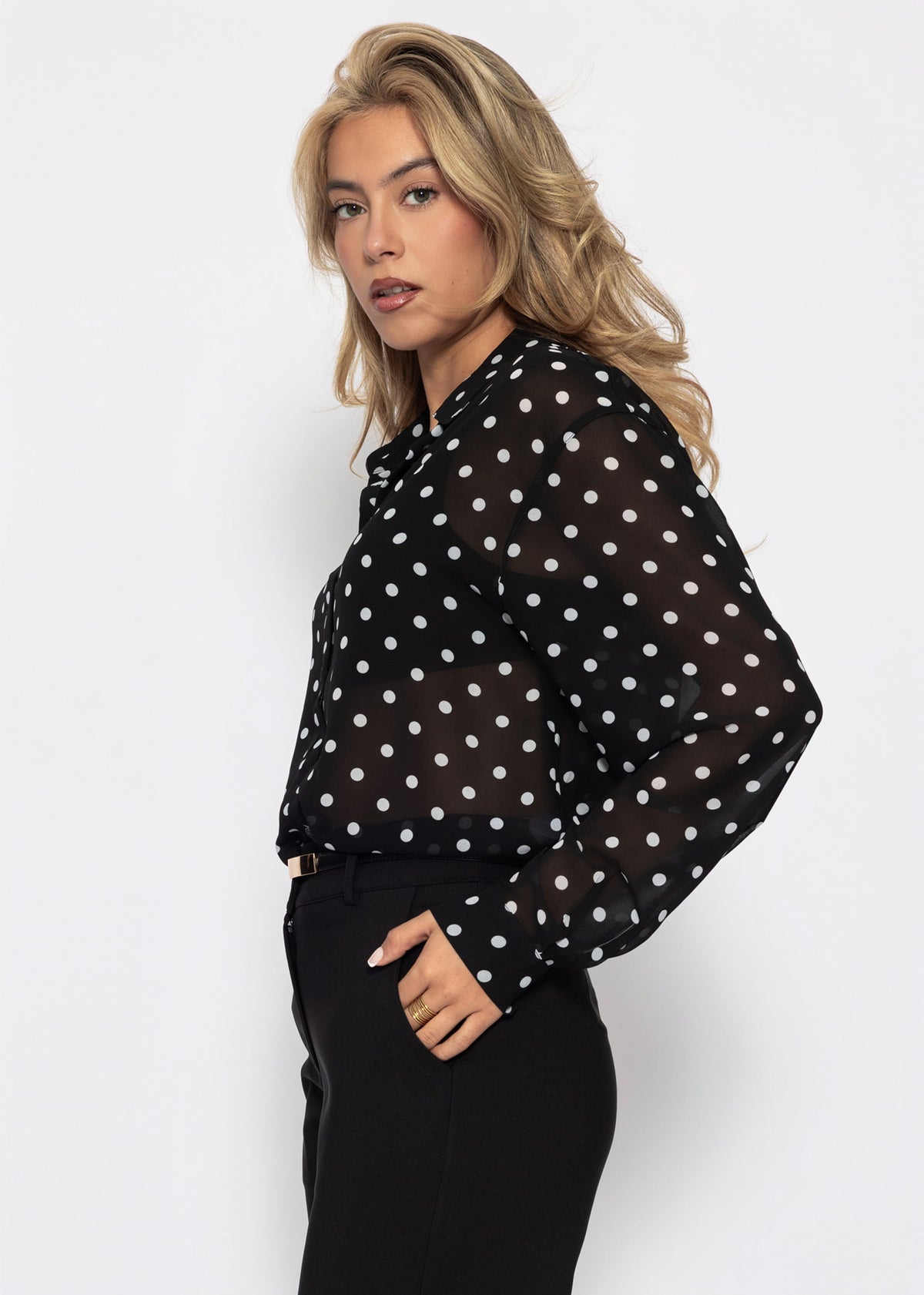 Transparente Bluse mit Pünktchenprint - schwarz
