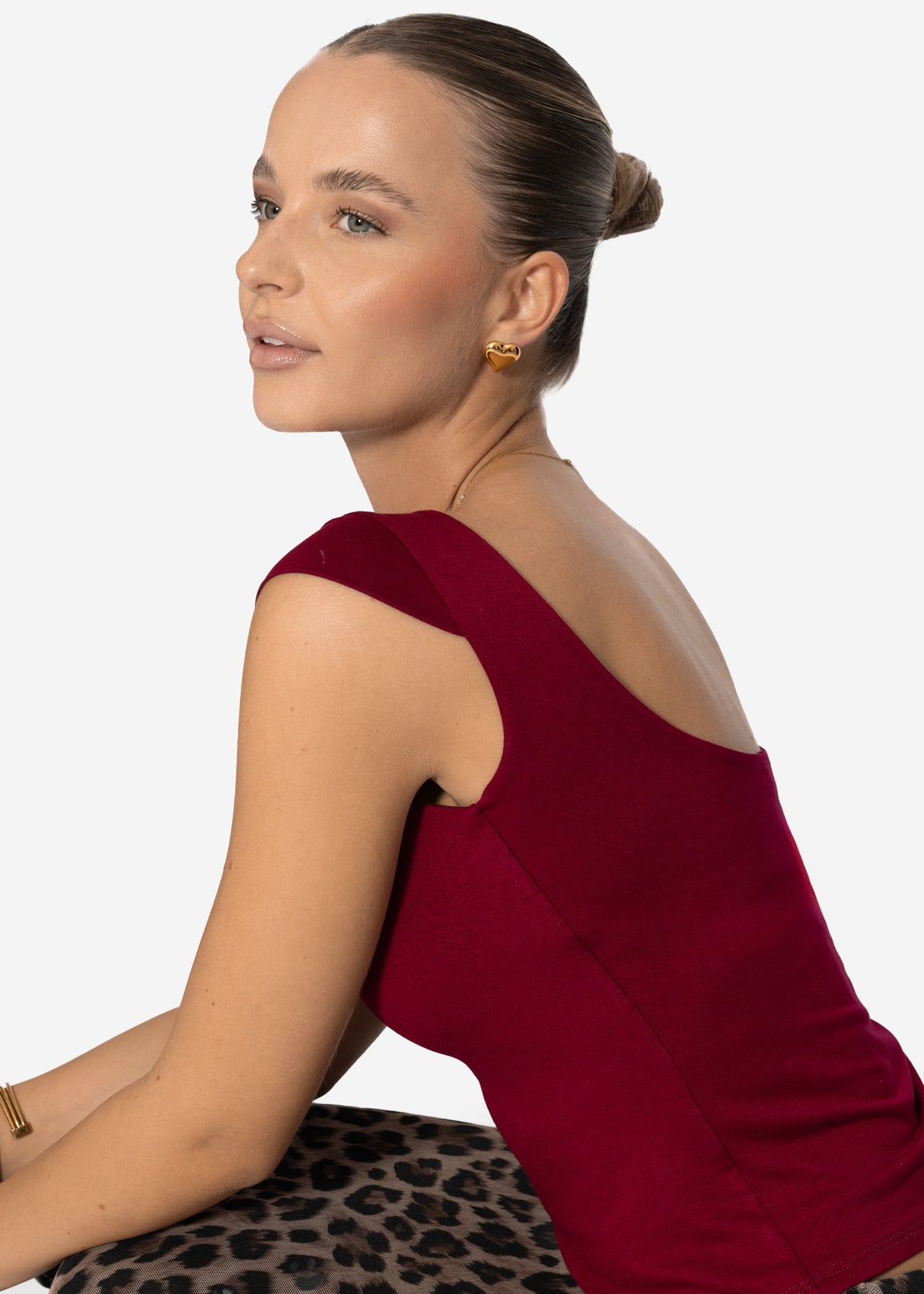 T-shirt with low back neckline - burgundy