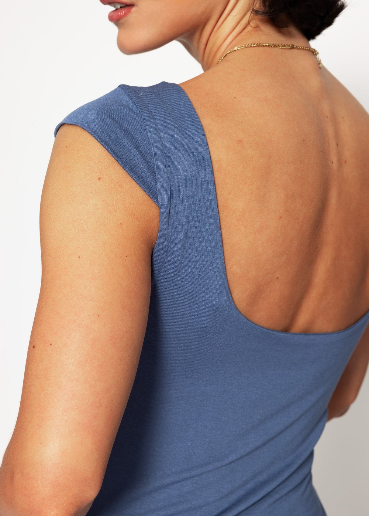 T-shirt with low back neckline - denim blue