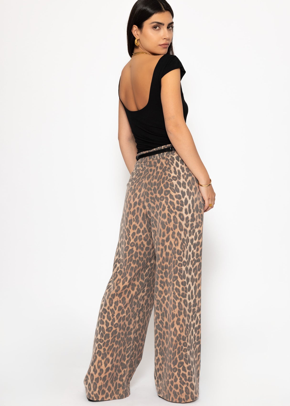 T-shirt with low back neckline - black