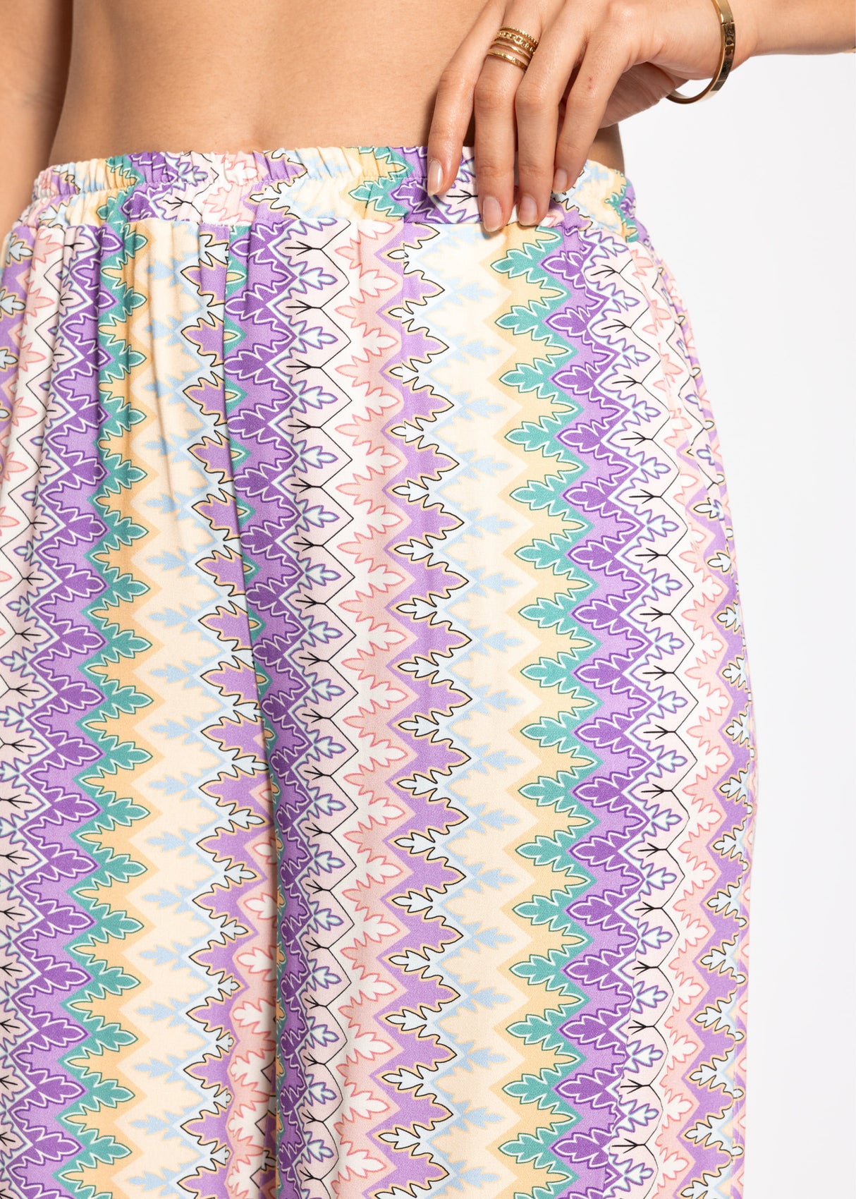 Weite Hose mit Multicolor-Muster - flieder-rosa