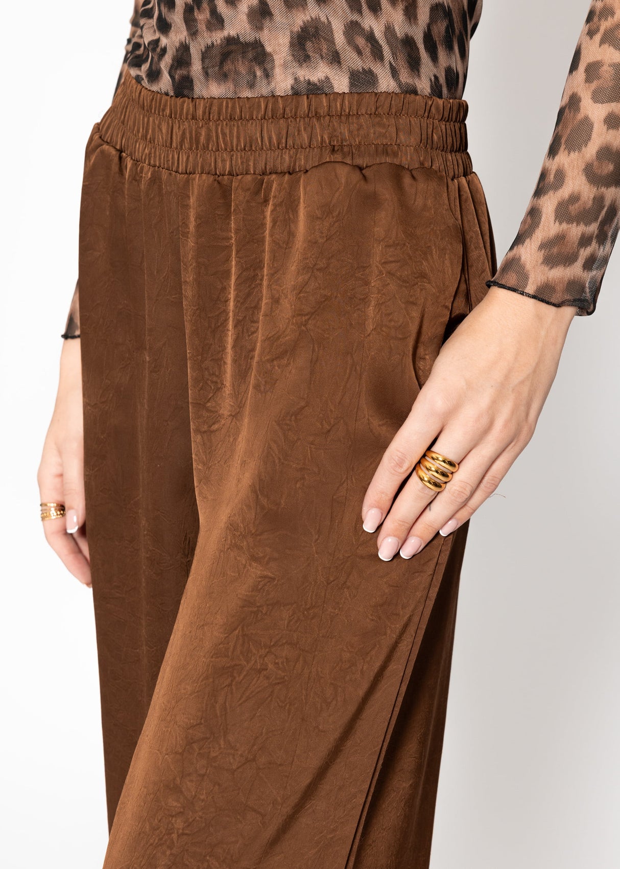 Weite Satin Hose mit Crinkle-Struktur - braun