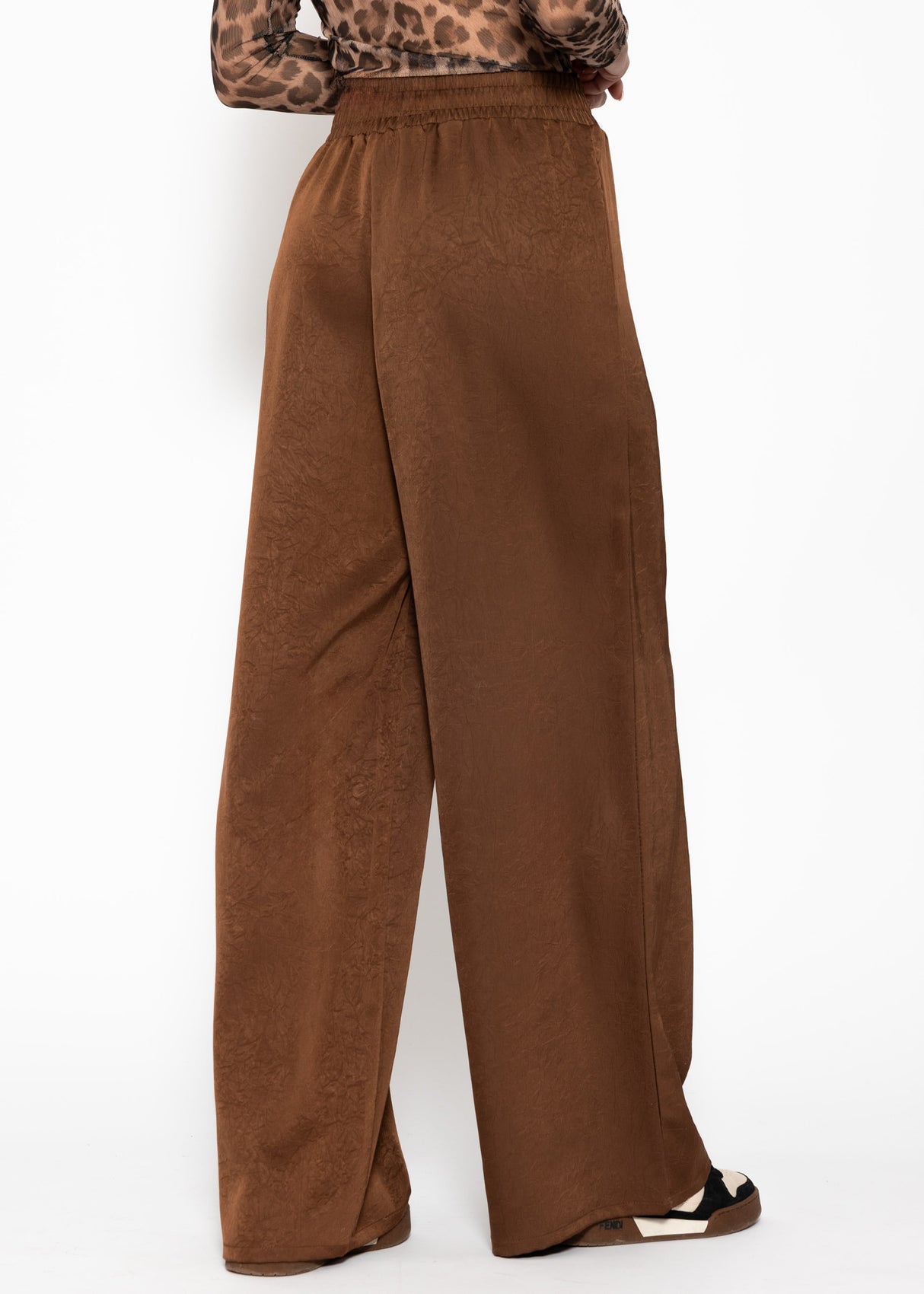 Weite Satin Hose mit Crinkle-Struktur - braun