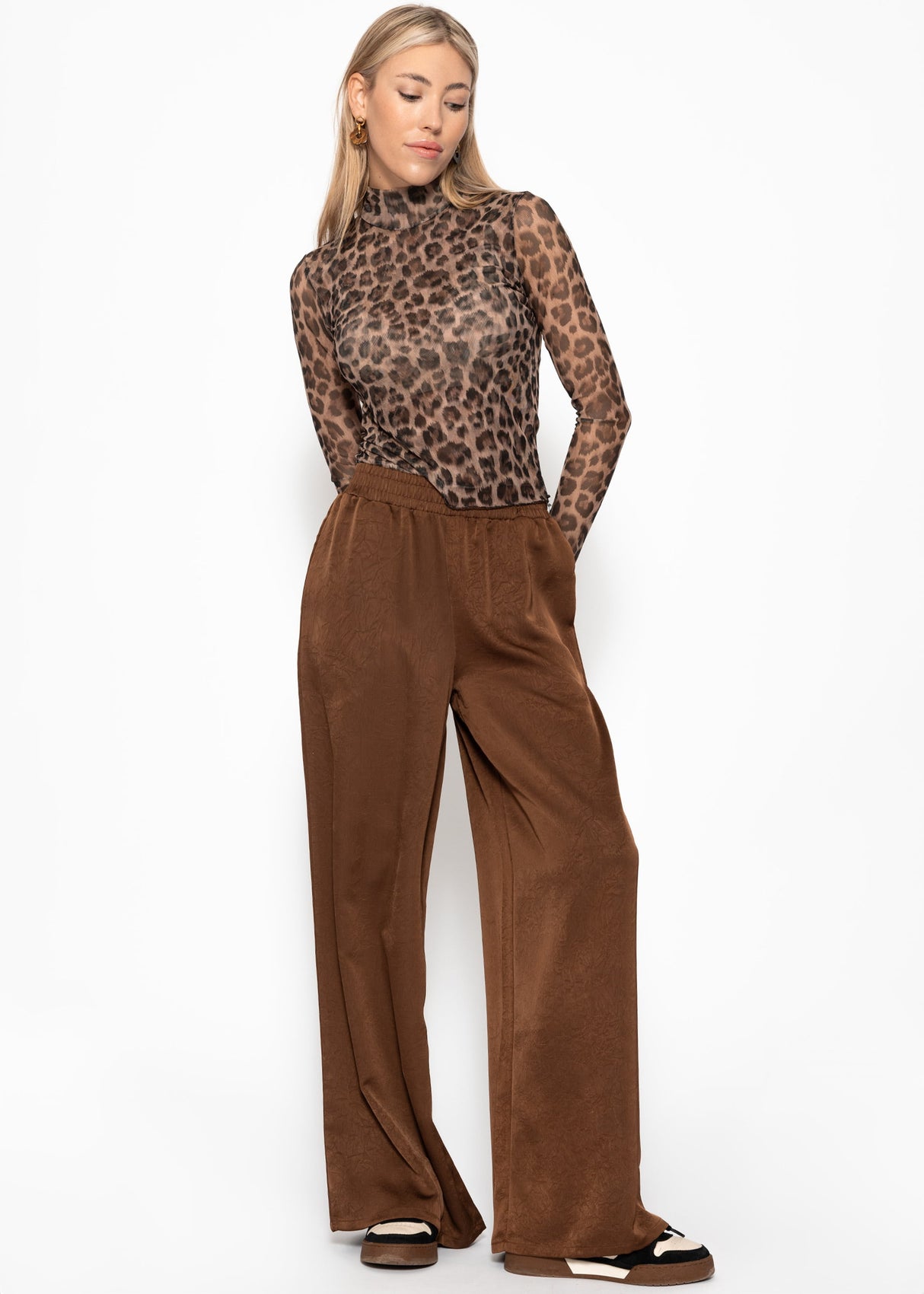 Weite Satin Hose mit Crinkle-Struktur - braun