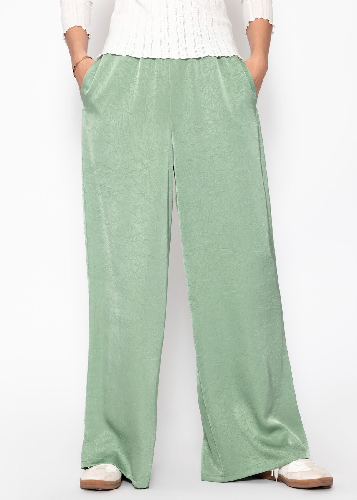 Weite Satin Hose mit Crinkle-Struktur - pistaziengrün