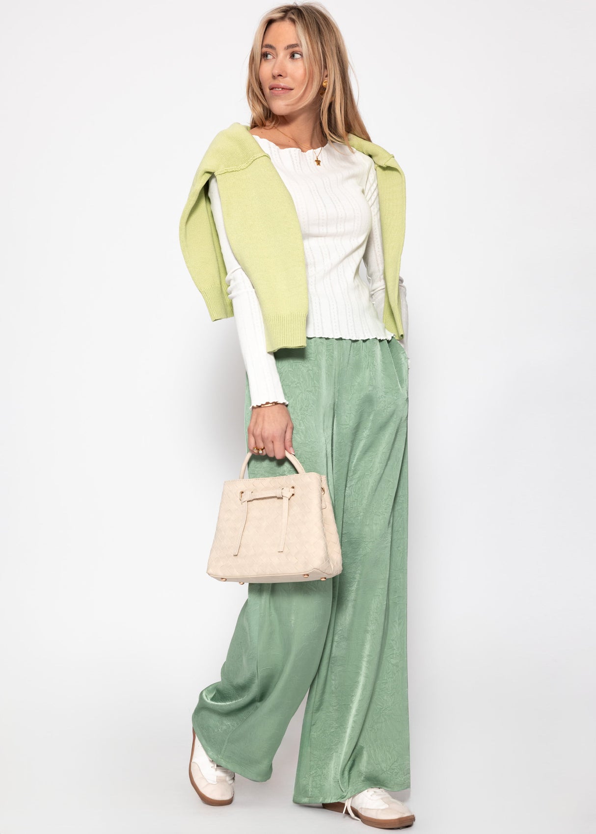 Weite Satin Hose mit Crinkle-Struktur - pistaziengrün