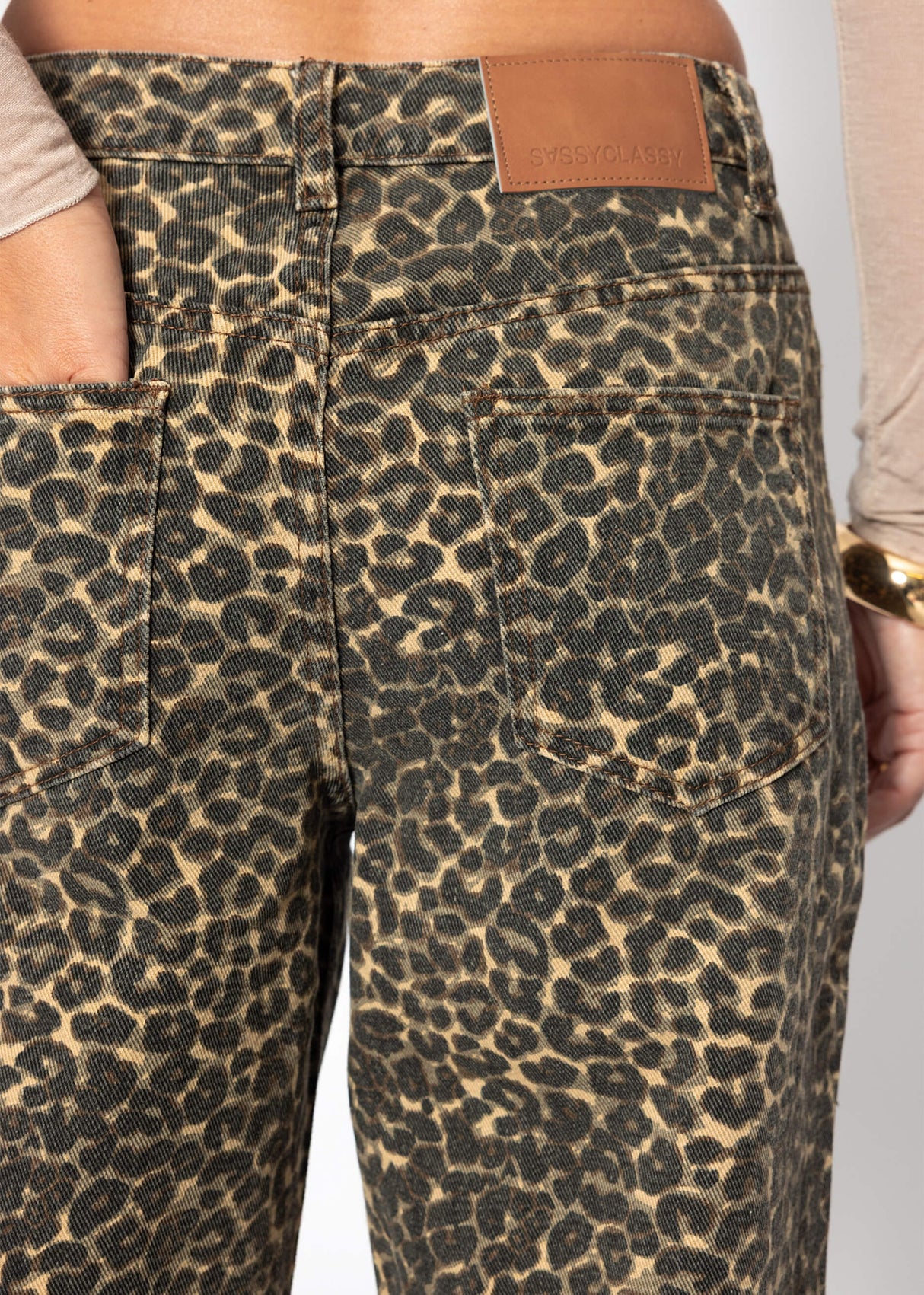 Wide Leg Jeans mit hohem Bund in Leo-Print - braun