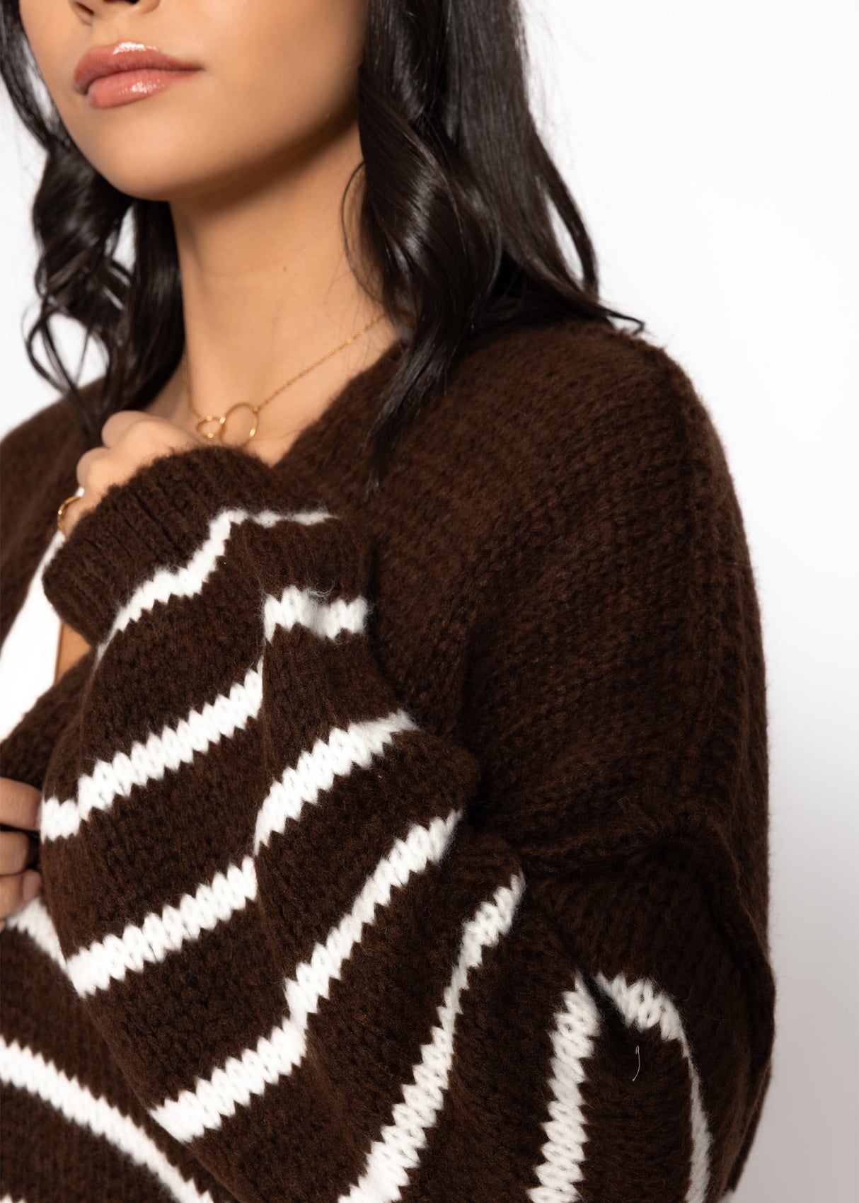 Gestreifter Cardigan mit Außennähten - dunkelbraun