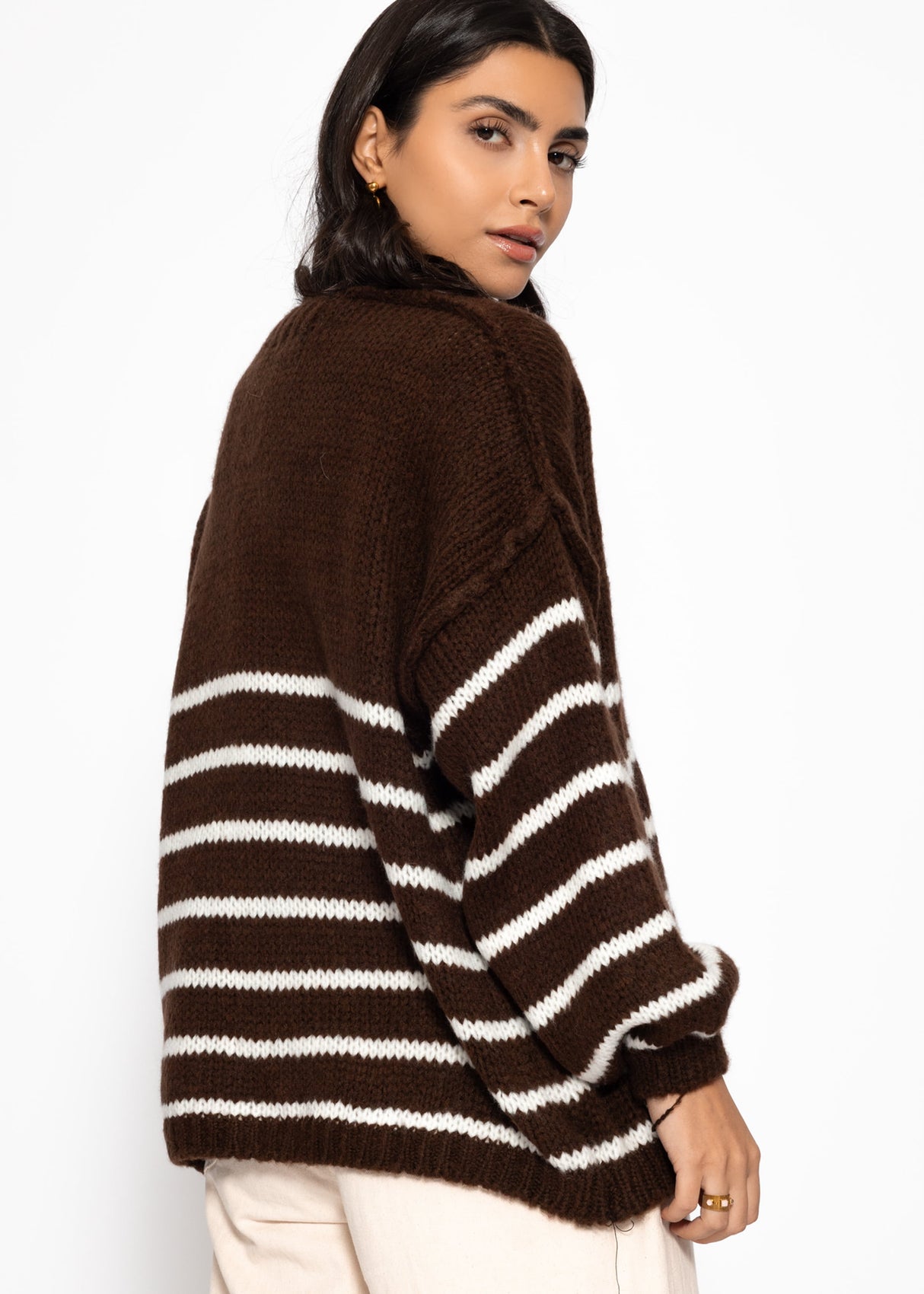 Gestreifter Cardigan mit Außennähten - dunkelbraun