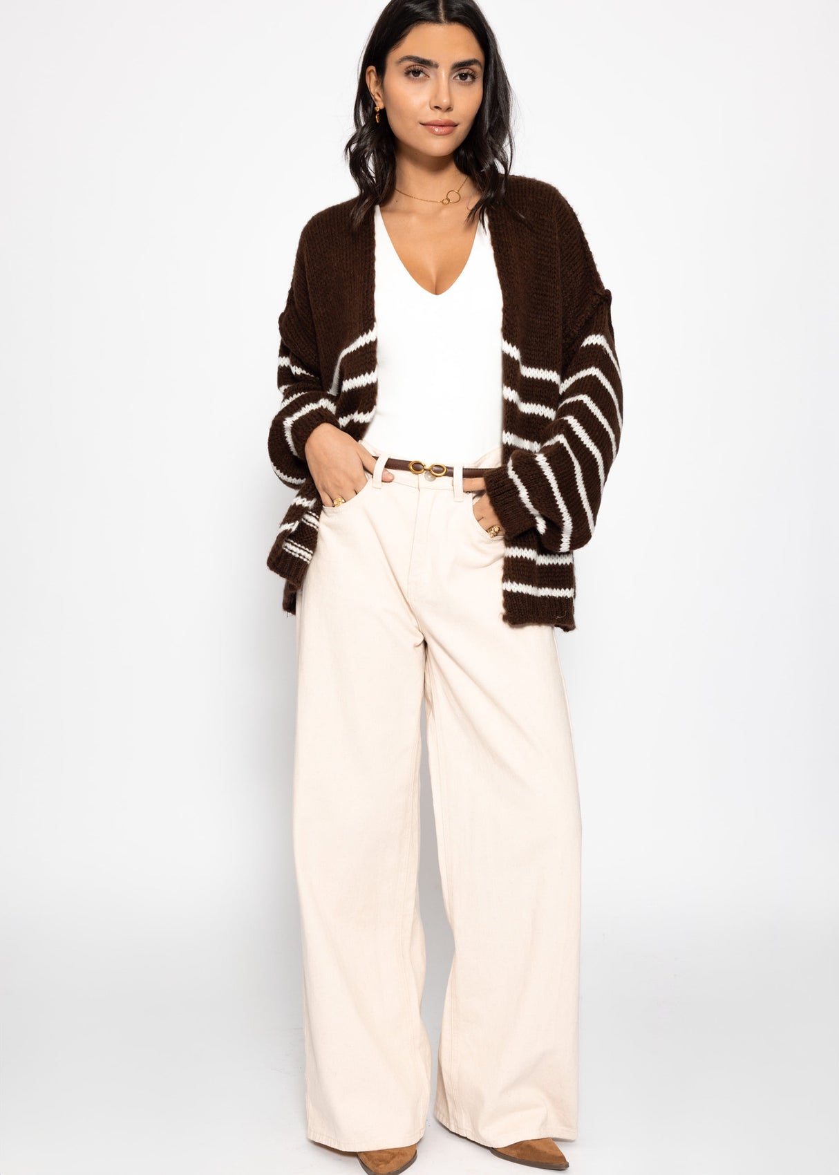 Gestreifter Cardigan mit Außennähten - dunkelbraun