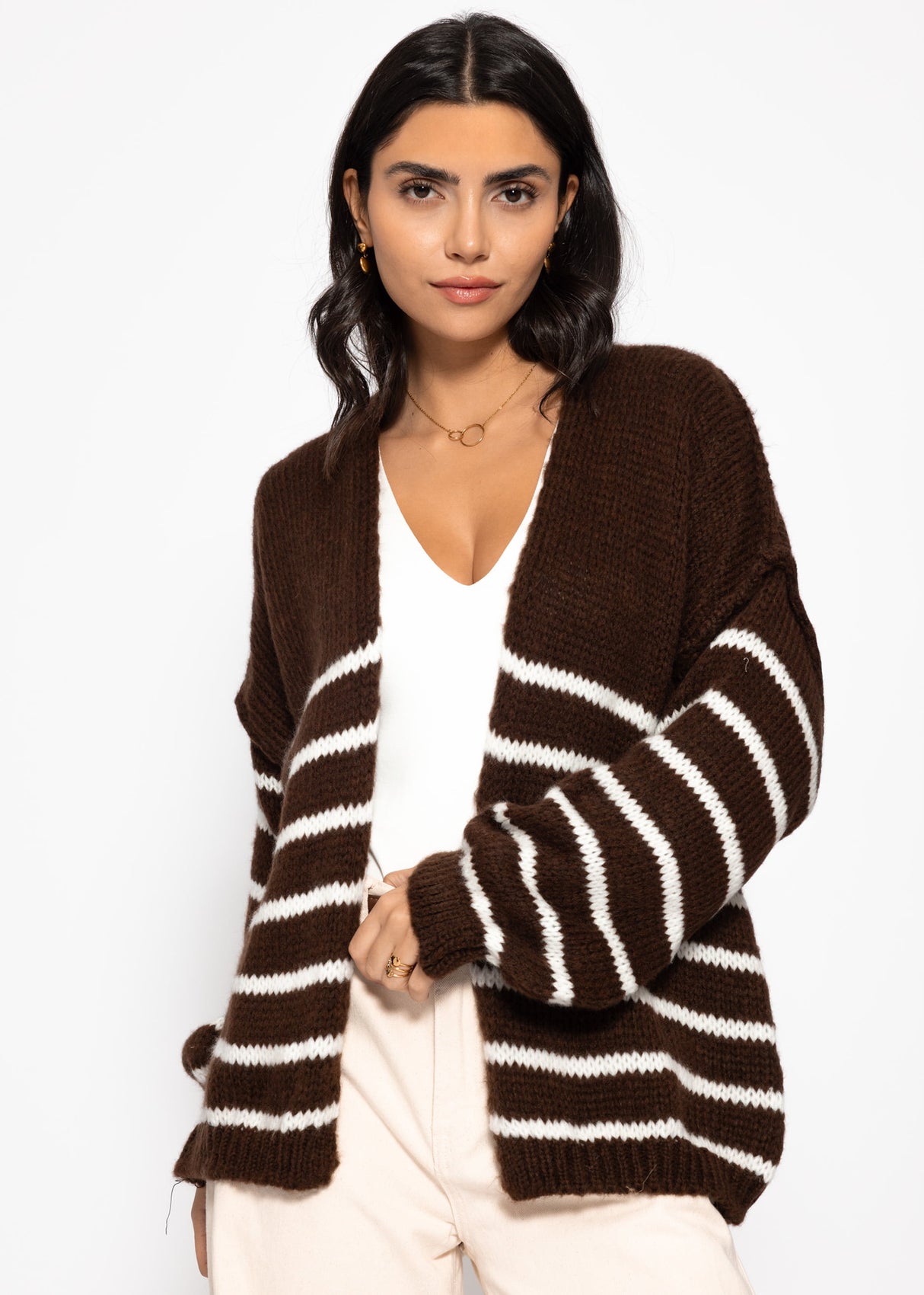Gestreifter Cardigan mit Außennähten - dunkelbraun