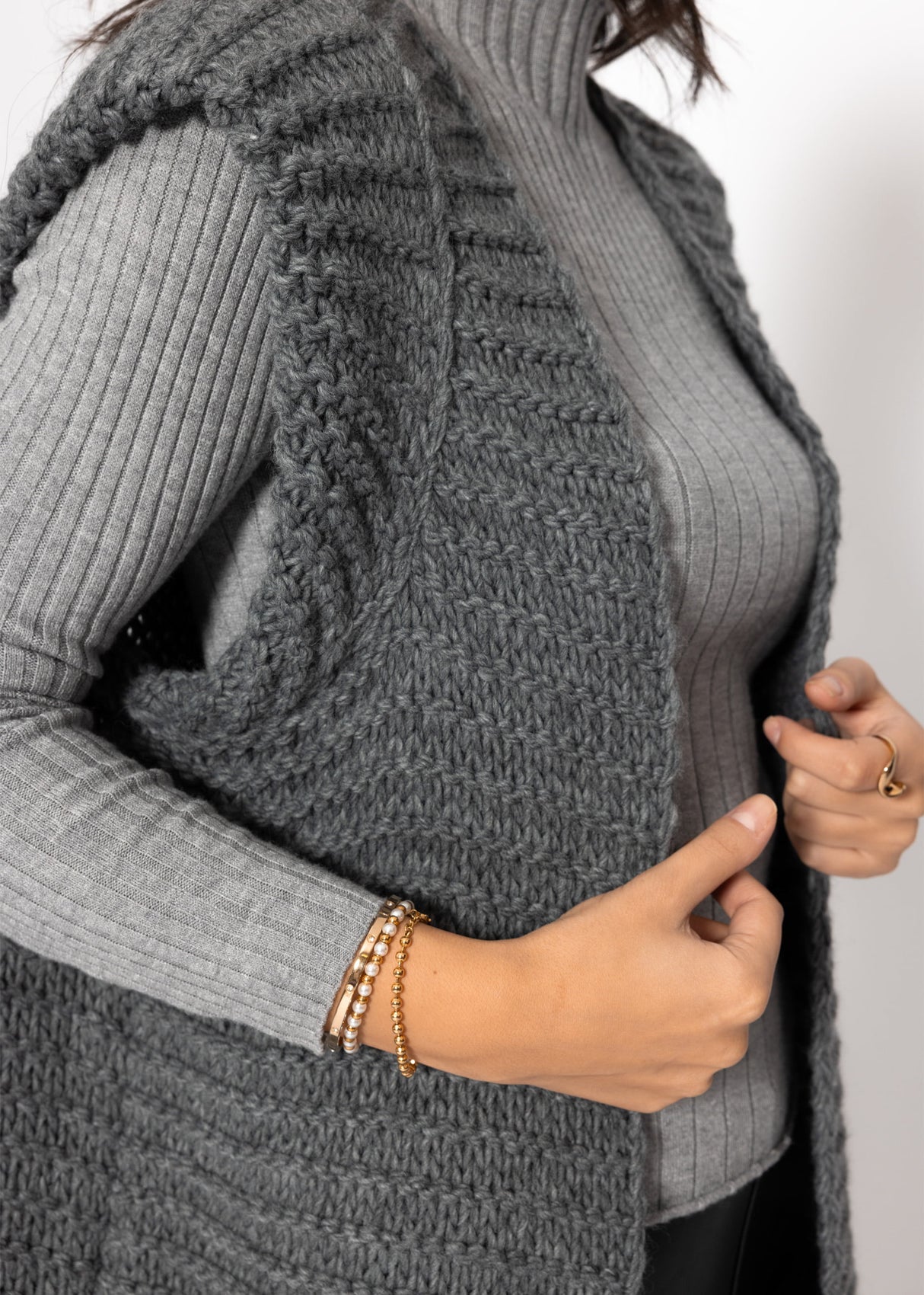 Lange ärmellose Strickweste mit strukturierten Schultern - grau