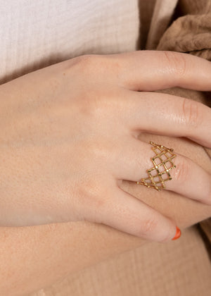 Ring with lattice pattern, gold