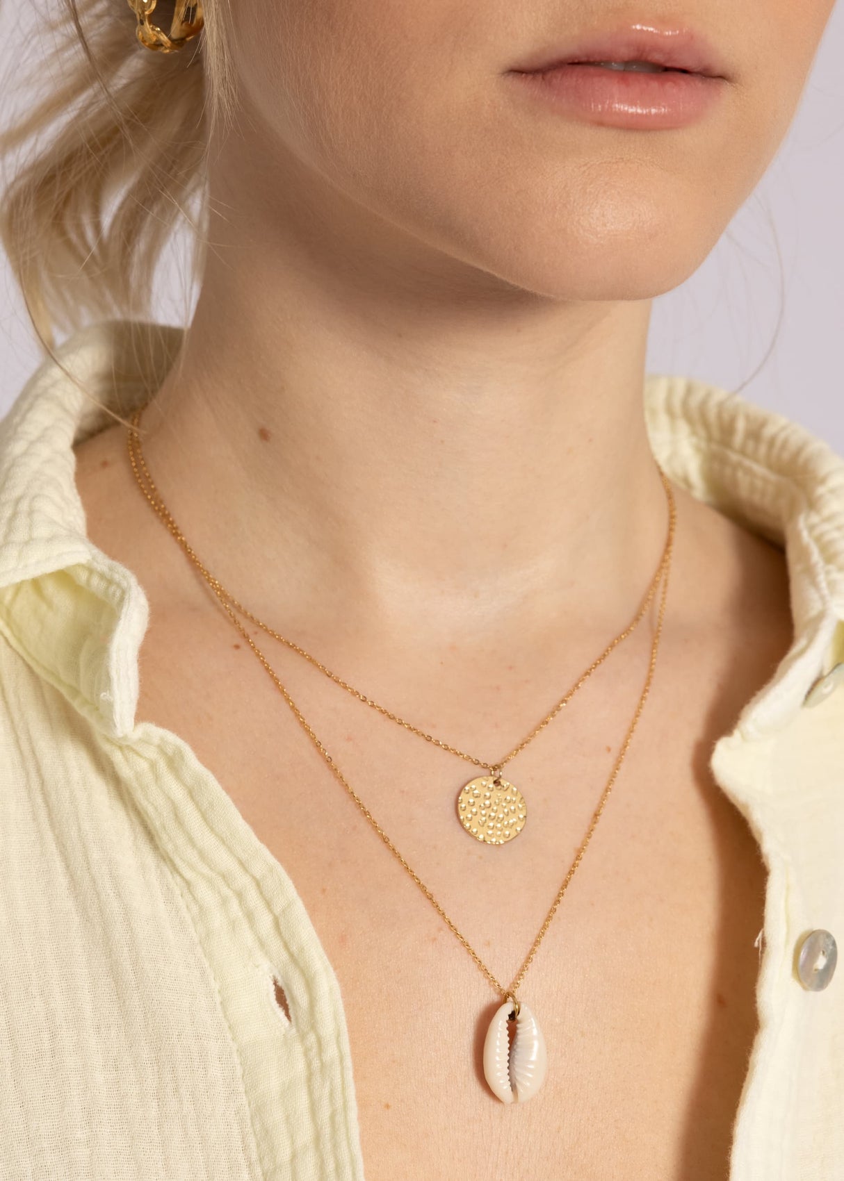 Combined necklace with pendant and shell, gold
