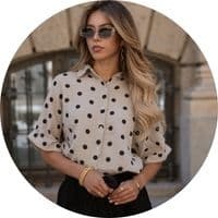 Damen Musselin Bluse in Beige mit schwarzem Punktemuster, Hemdkragen und halbem Arm, gestylt mit schwarzem Rock – kurzärmelige Musselin Blusen von SASSYCLASSY