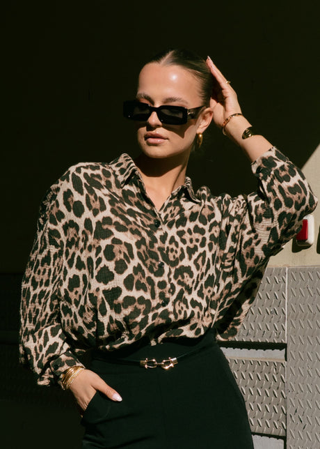 Oversize Musselin Bluse mit Leo-Print - hellbeige