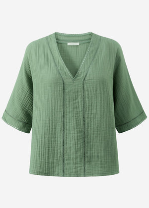 Musselin Bluse mit Spitzeneinsatz - salbeigrün