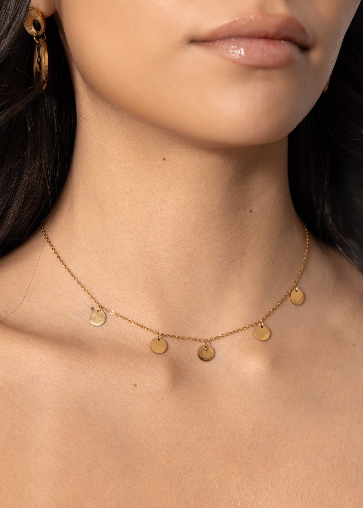 Necklace with round plates, gold