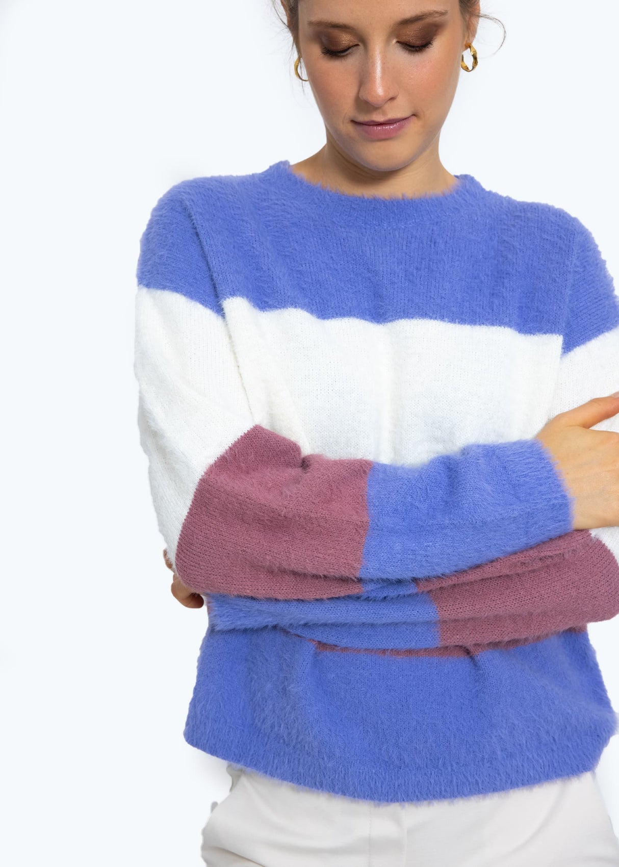Flauschiger Pullover mit Blockstreifen - lila-offwhite-mauve