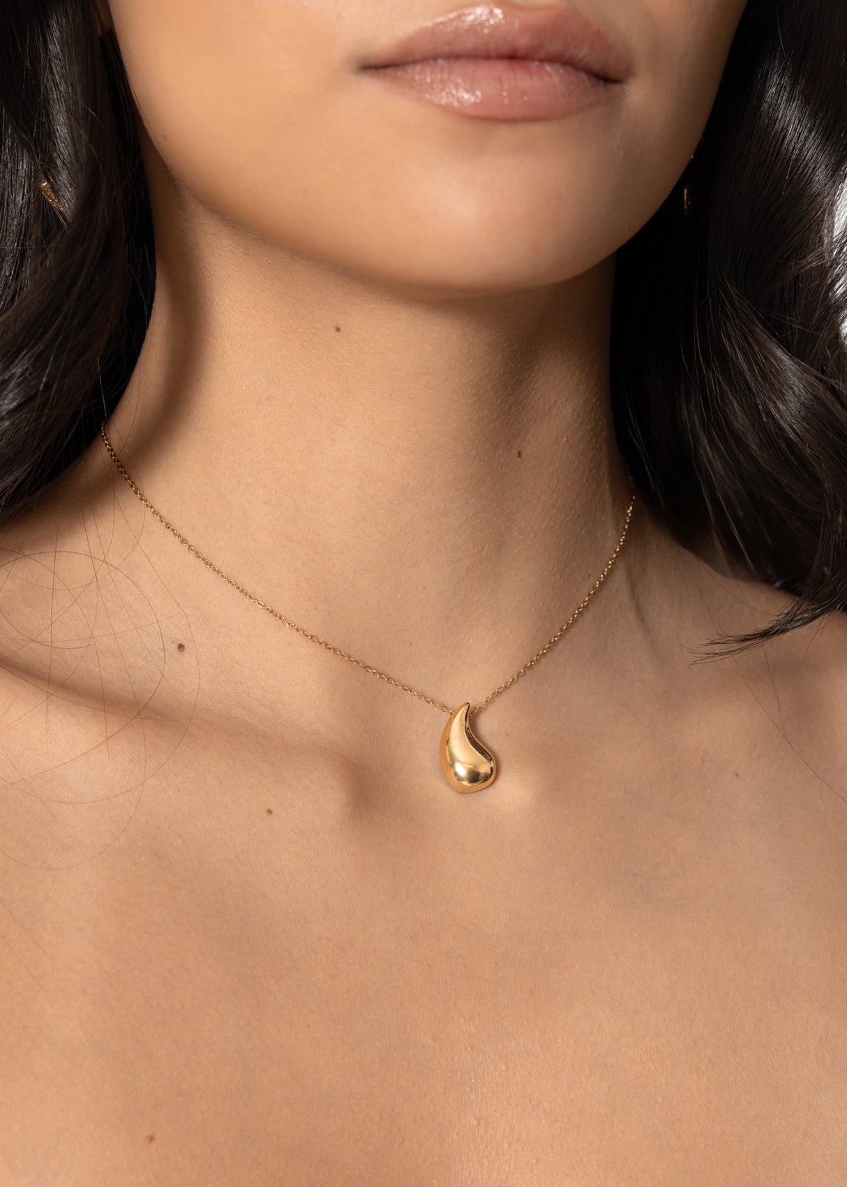 Necklace with drop pendant - gold