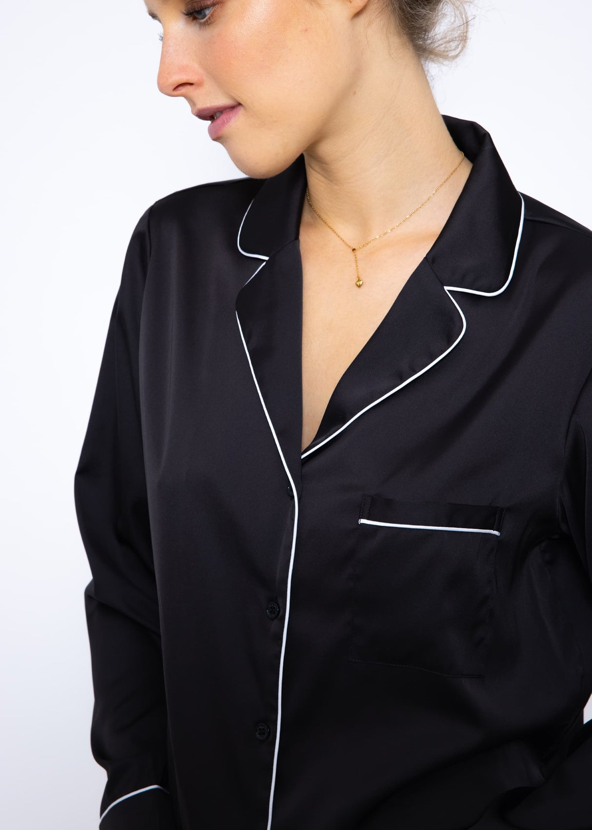 Satin Pyjama Bluse mit Paspel - schwarz