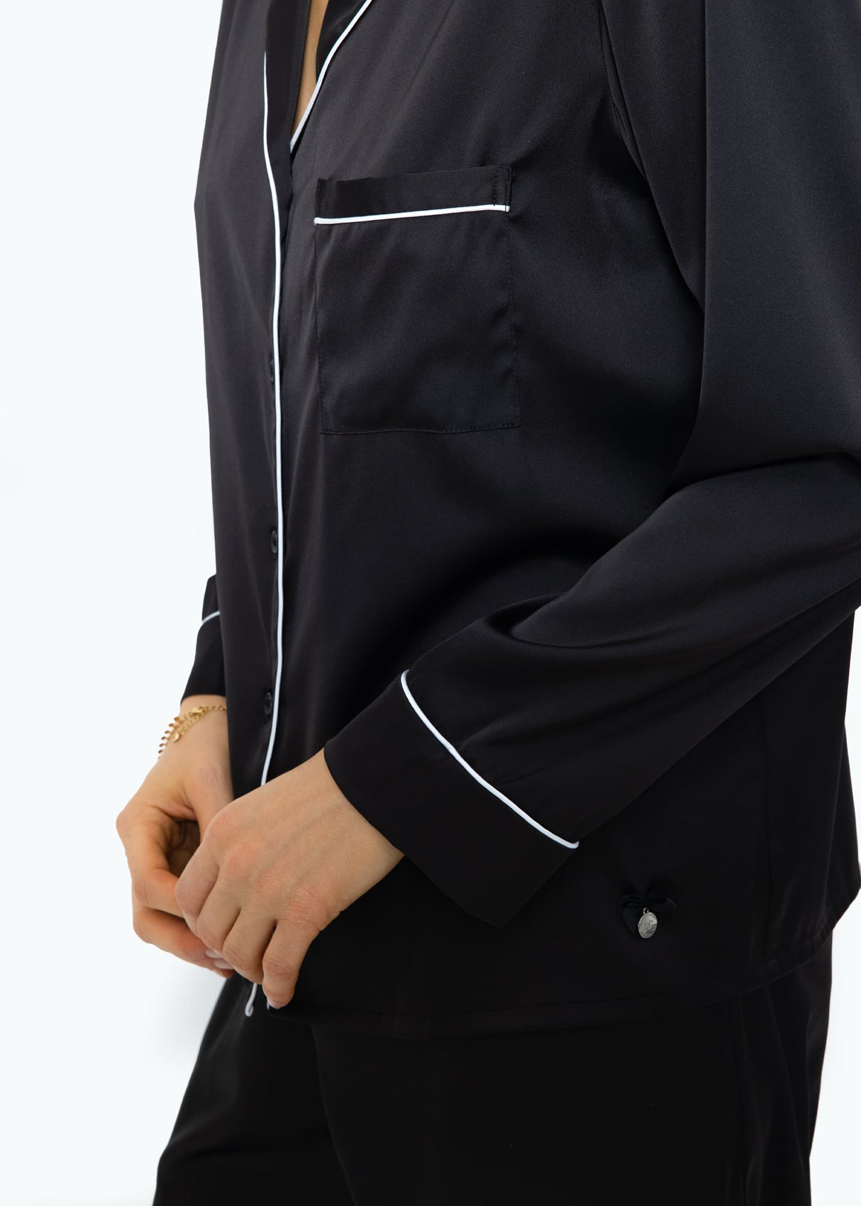 Satin Pyjama Bluse mit Paspel - schwarz