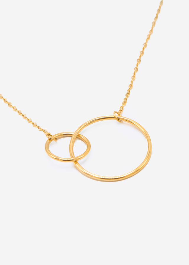 Necklace with intertwined rings - gold