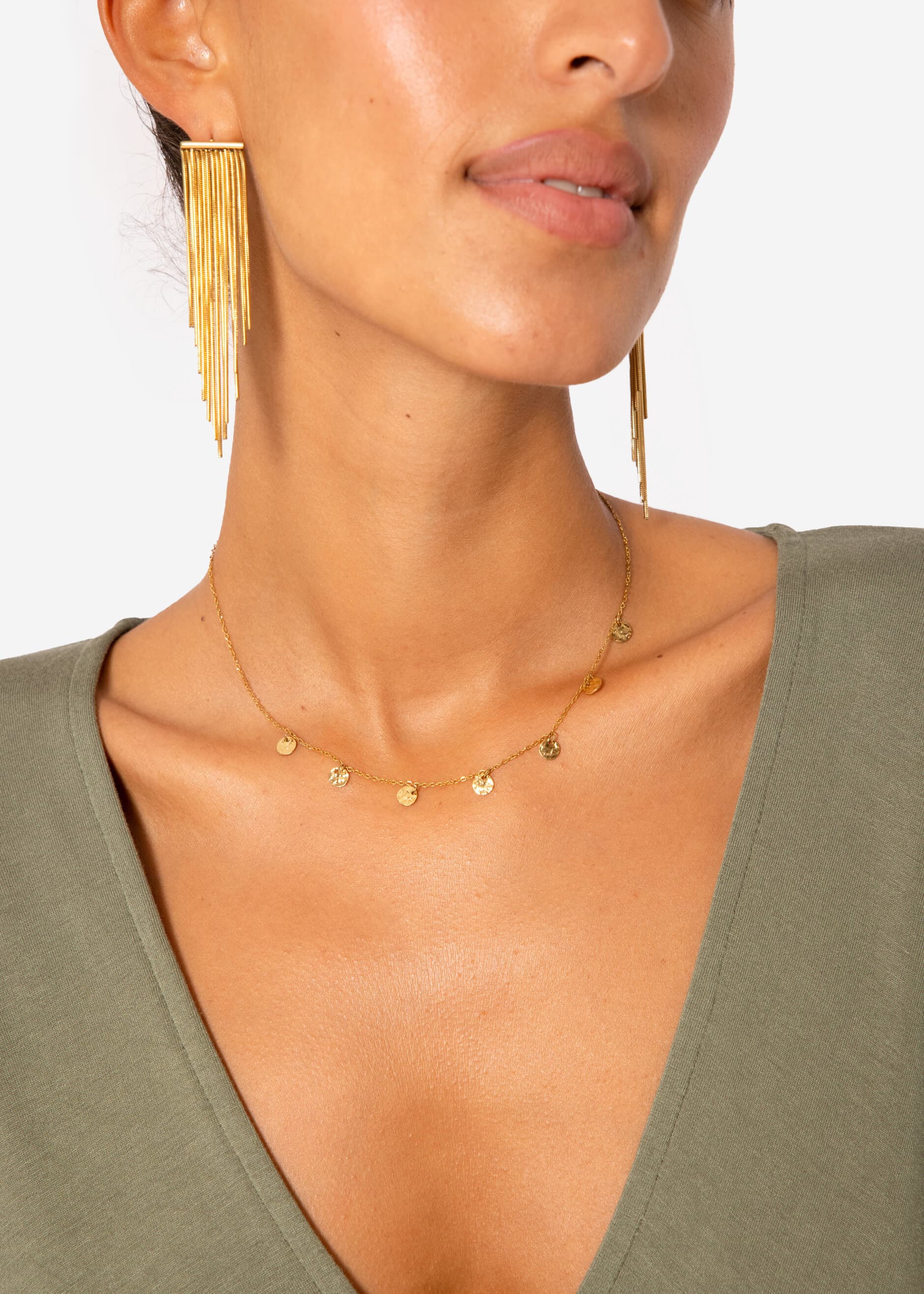Necklace with delicate hammered plates, gold