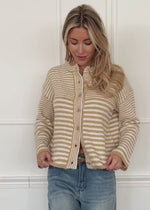 Strickjacke mit grafischem Streifenbild - beige