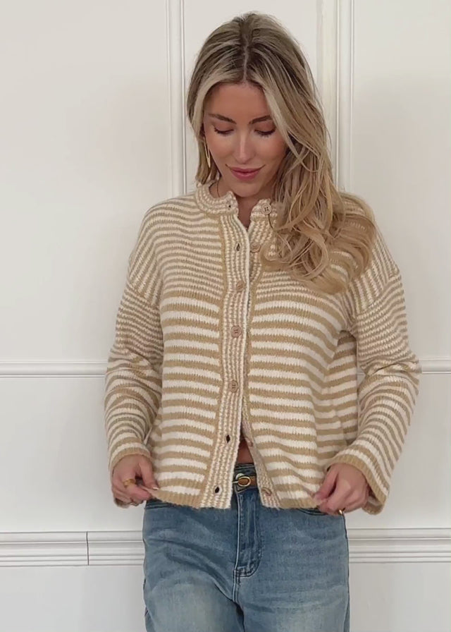 Strickjacke mit grafischem Streifenbild - beige von SASSYCLASSY