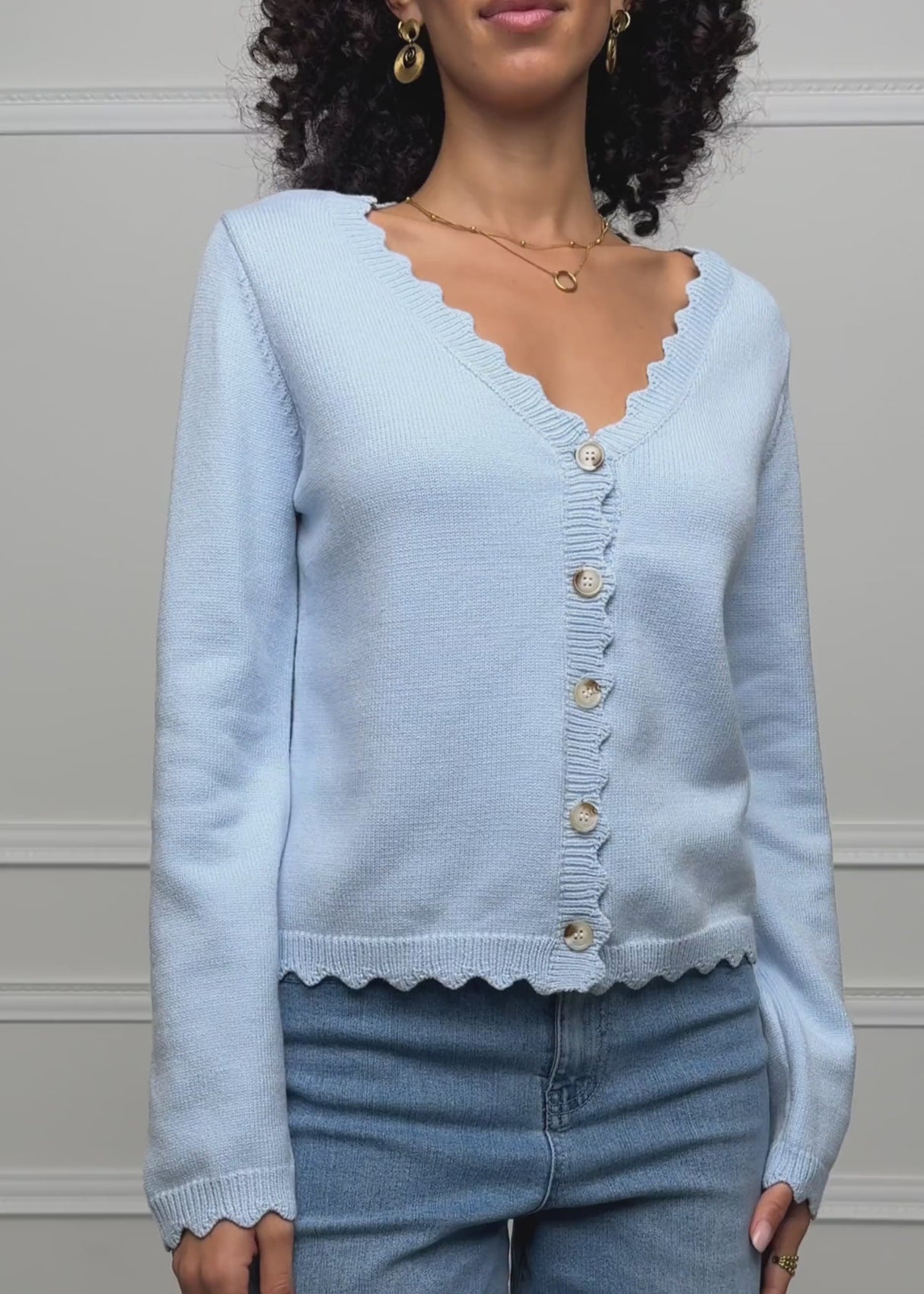 Strickcardigan mit Bogenkante - hellblau von SASSYCLASSY