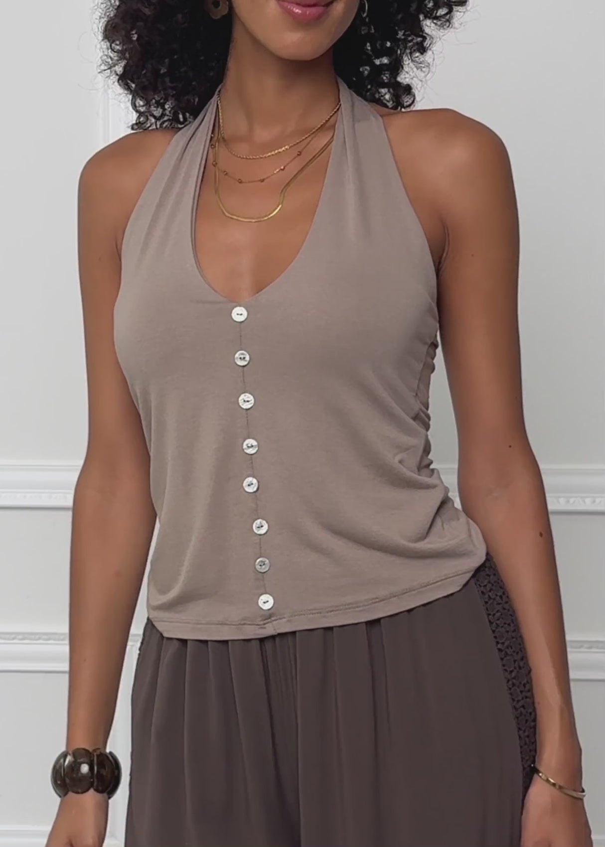 Neckholder-Top mit Zierknöpfen - taupe von SASSYCLASSY