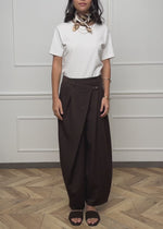 Pleated trousers with asymmetric waistband - brown