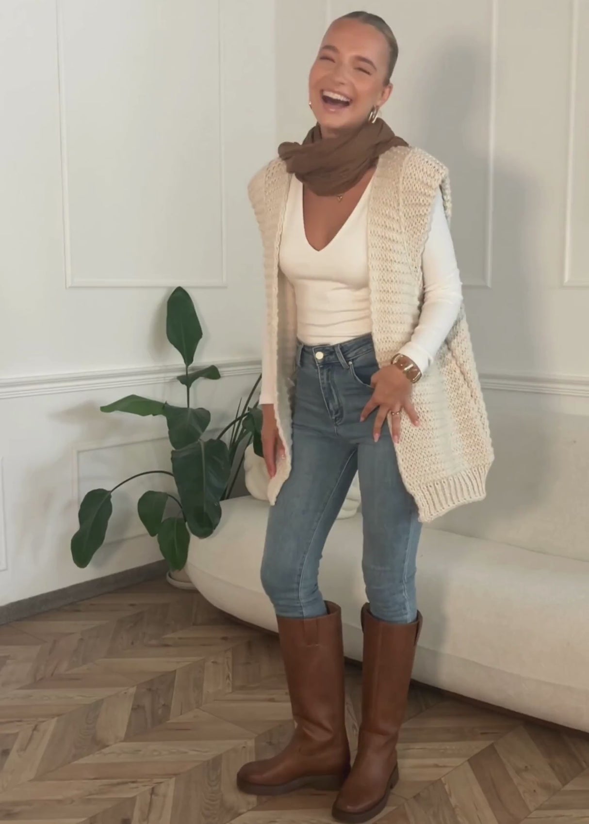 Lange ärmellose Strickweste mit strukturierten Schultern - offwhite