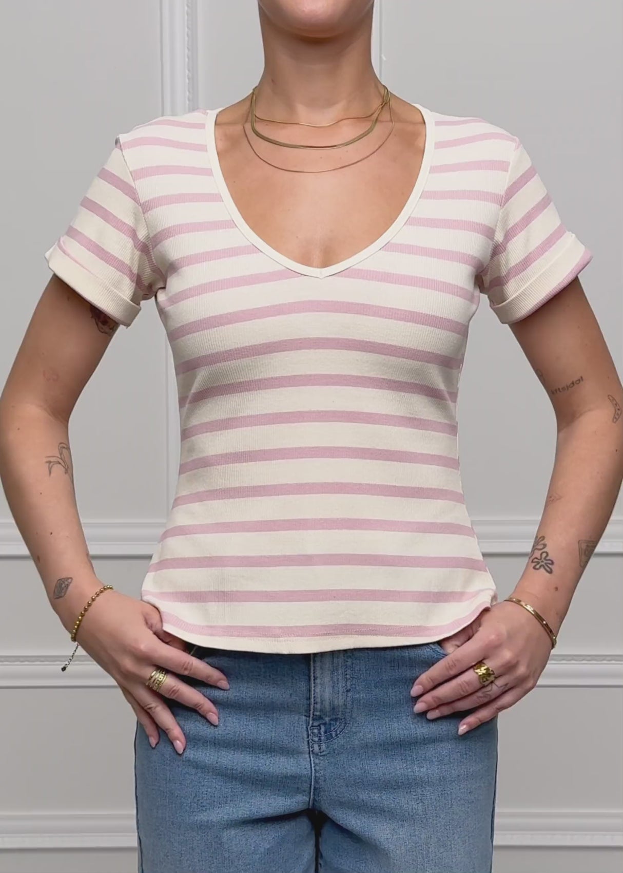 Gestreiftes T-Shirt mit V-Ausschnitt - rosa-offwhite von SASSYCLASSY