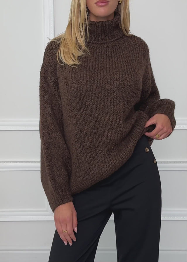 Grober Strickpullover mit Rollkragen - dunkelbraun von SASSYCLASSY