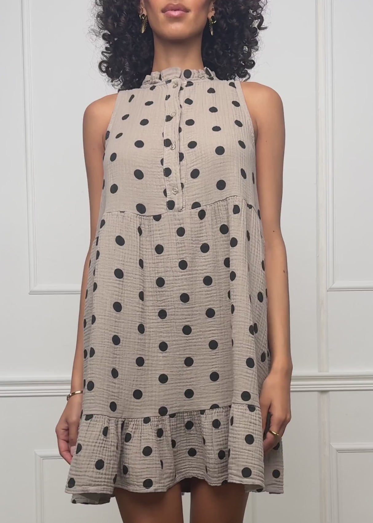 Ärmelloses Musselin Kleid mit Volants und Punkte Print - taupe von SASSYCLASSY