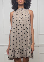 Ärmelloses Musselin Kleid mit Volants und Punkte Print - taupe