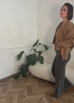 Oversize Baumwoll-Pullover mit tiefem V-Ausschnitt - braun