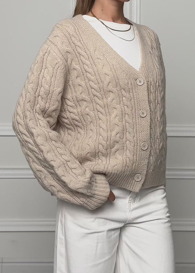 Strickjacke mit Zopfmuster - greige von SASSYCLASSY