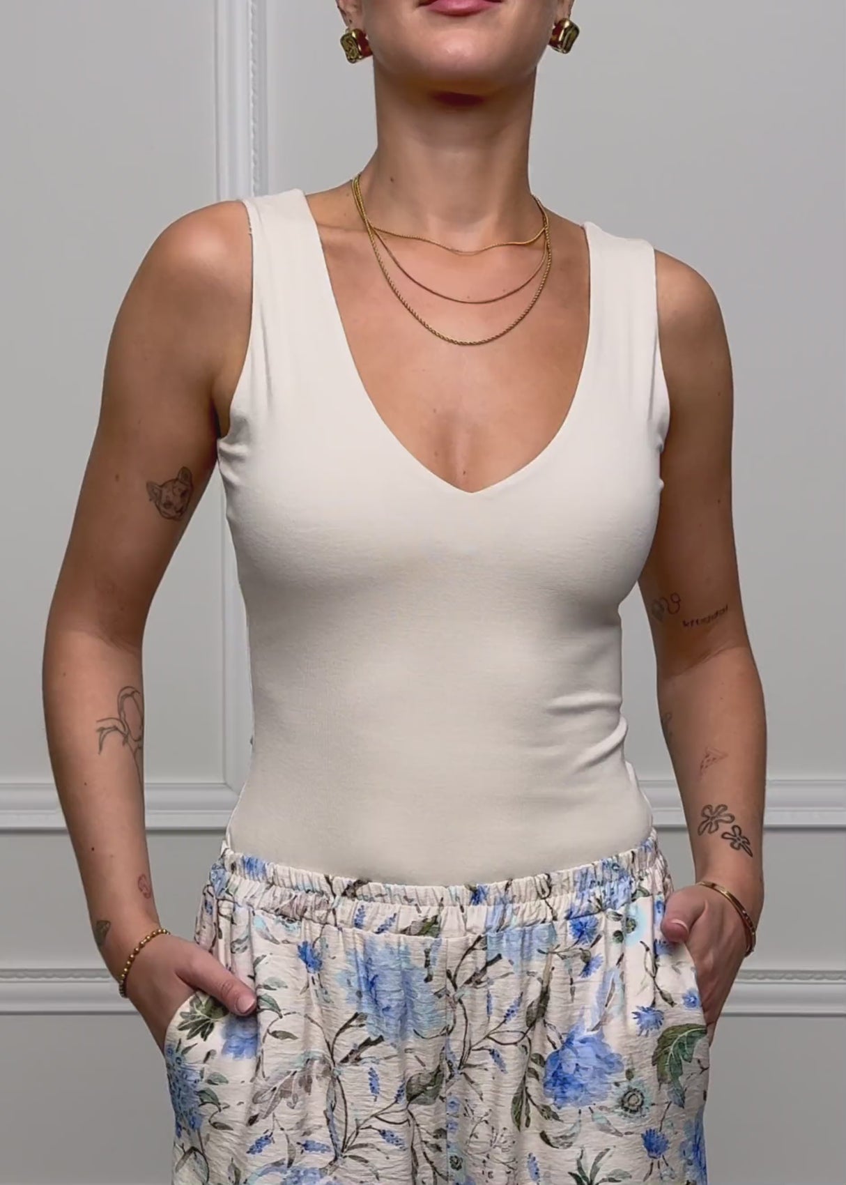 Ärmelloser Body mit V-Ausschnitt - hellbeige von SASSYCLASSY