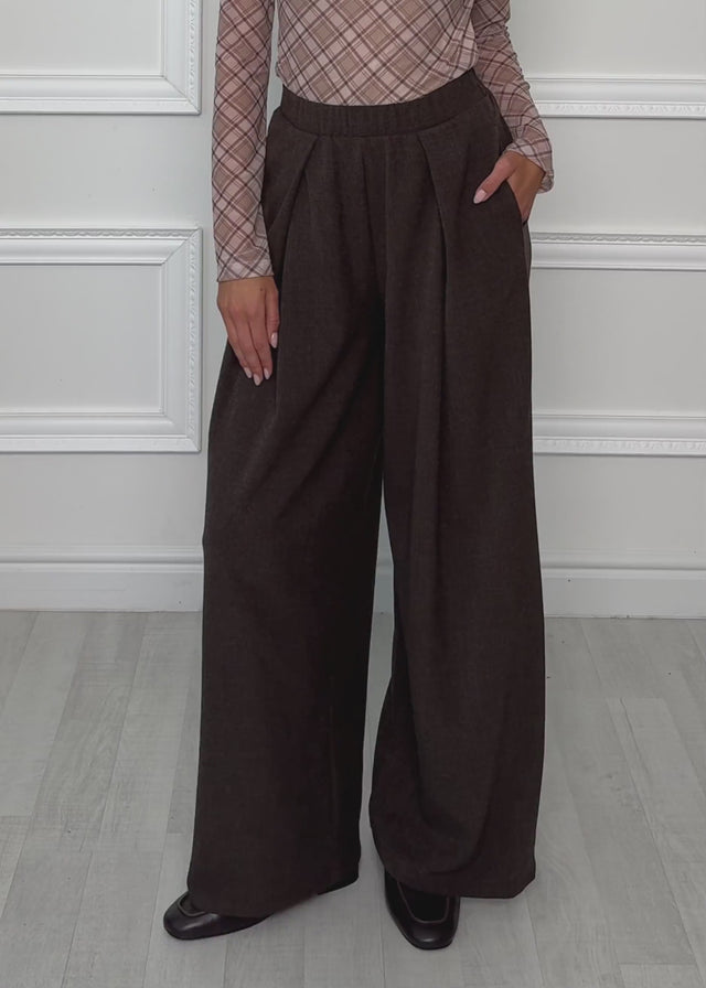 Bundfaltenhose mit weitem Bein - braun von SASSYCLASSY