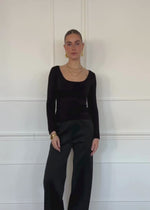 Langarmshirt mit Ausschnitt - schwarz