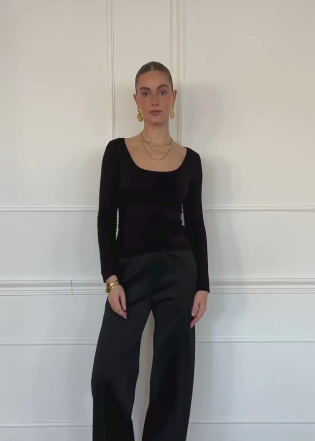 Long-sleeved top with neckline - black by SASSYCLASSY