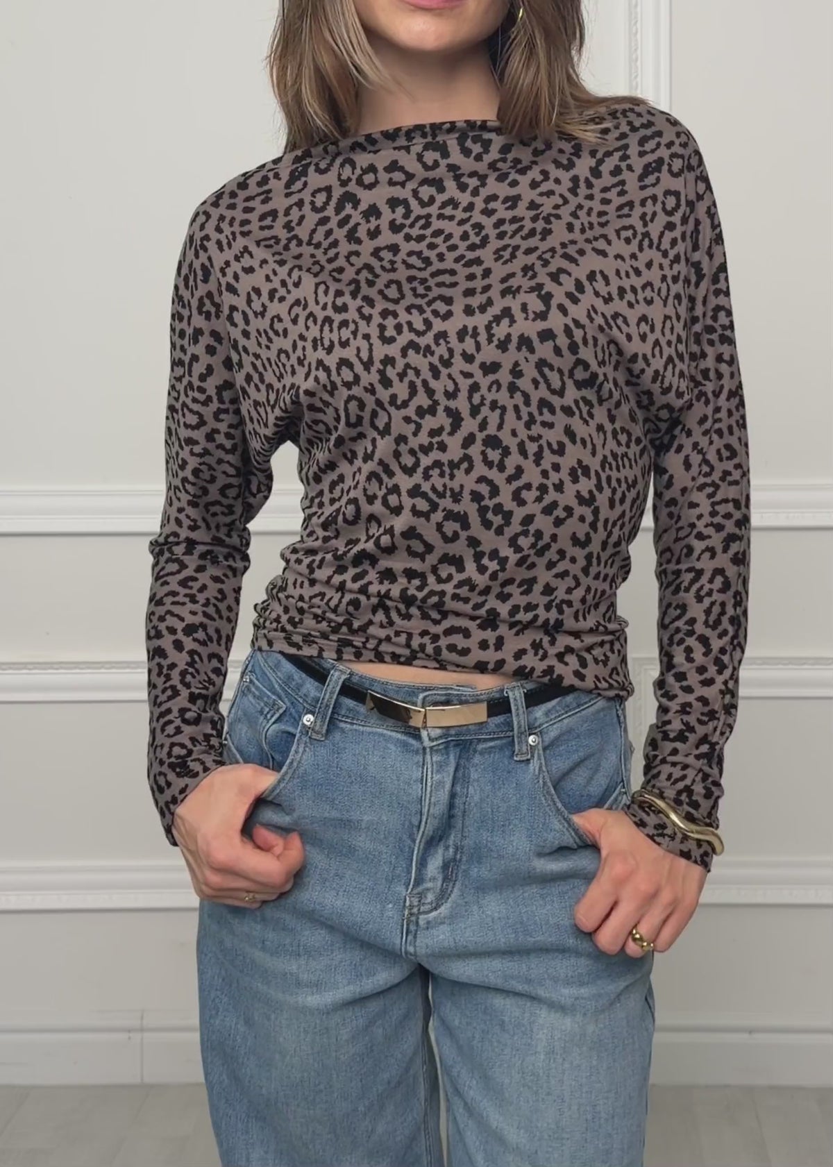 Langarmshirt mit Fledermausärmeln und Leo-Muster - taupe von SASSYCLASSY