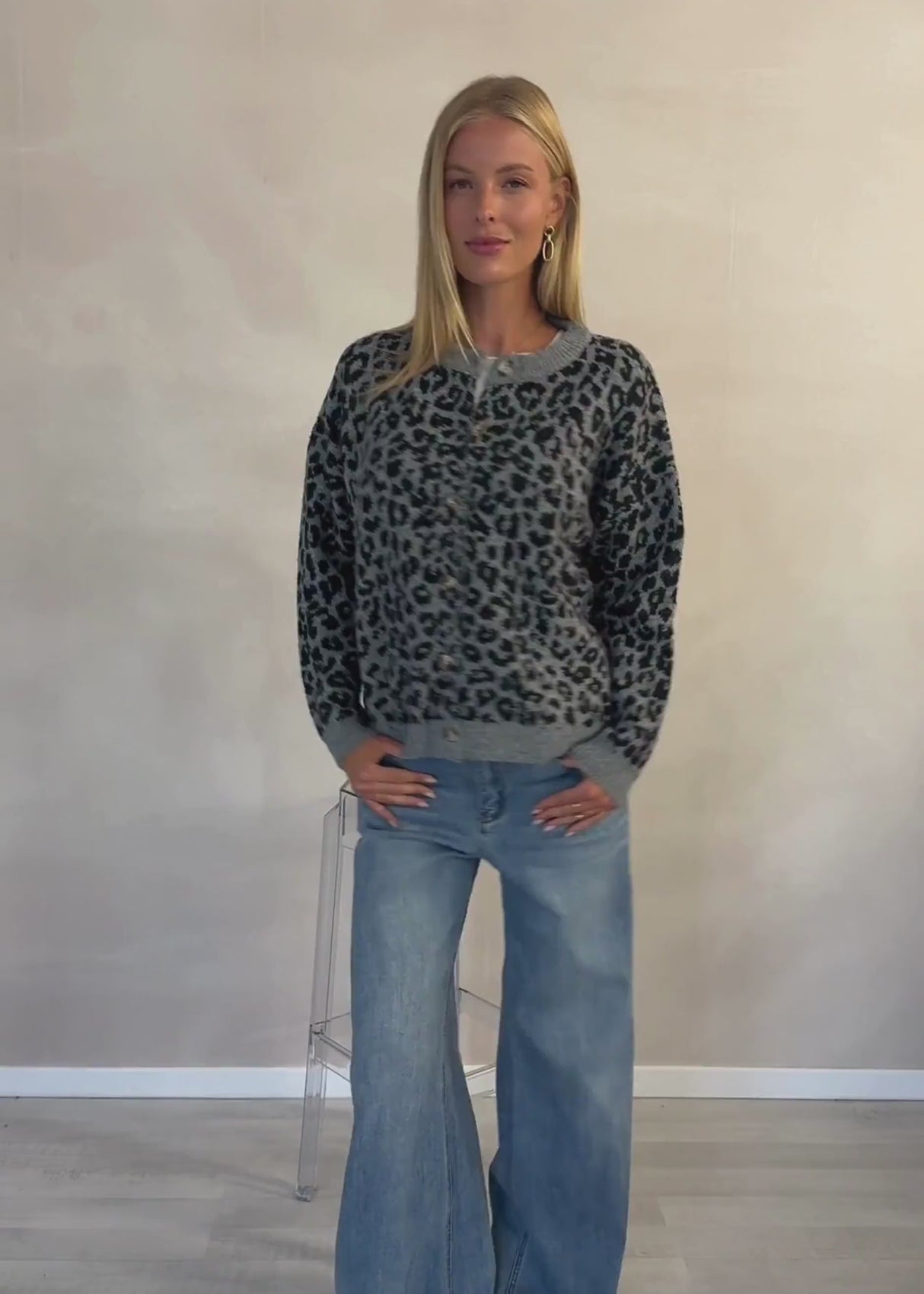 Cardigan with Leo pattern-gray-black